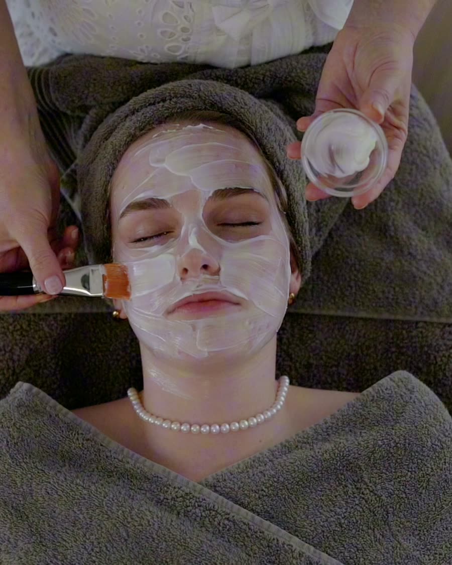 Eine Gesichtsbehandlung im studio hautnah: Eine Maske wird mit dem Pinsel aufgetragen