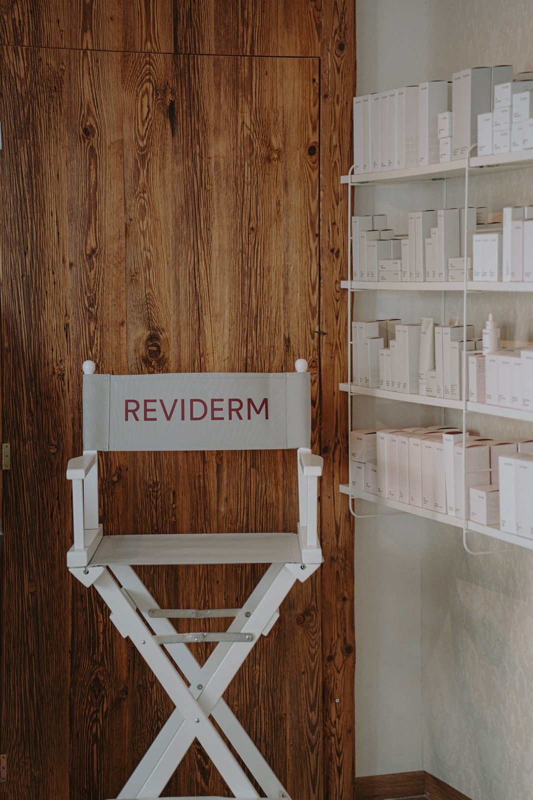 Das REVIDERM-Regal im studio hautnah mit der Produktpalette